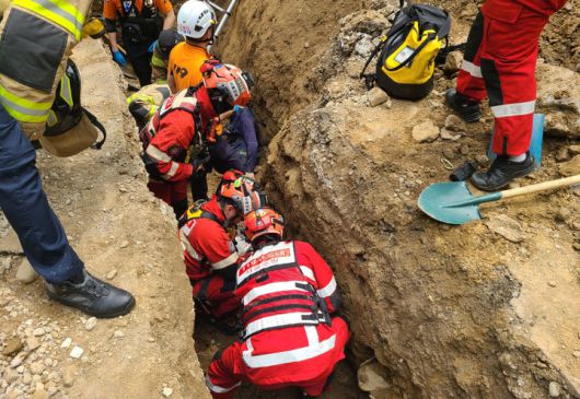 [서울=뉴시스] 13일 오후 1시 2분께 서울 강남구 대치동 은마아파트 배수로 공사 현장에서 작업자 2명이 매몰된 사고가 발생해 구조대원들이 구조 작업을 하고 있다. (사진=강남소방서 제공) 2025.06.13. photo@newsis.com *재판매 및 DB 금지