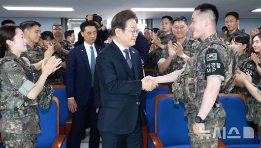 [연천=뉴시스] 고범준 기자 = 이재명 대통령이 13일 경기도 연천군 25사단 비룡전망대를 방문해 군장병들을 격려하고 있다. 2025.06.13. bjko@newsis.com