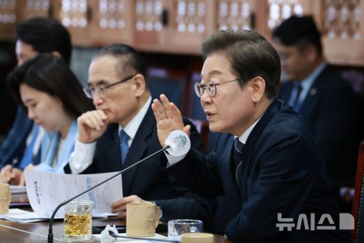 [연천=뉴시스] 고범준 기자 = 이재명 대통령이 13일 경기도 연천군청에서 기본소득 실시지역 현황 점검을 하며 발언하고 있다. (대통령실통신사진기자단) 2025.06.13. bjko@newsis.com