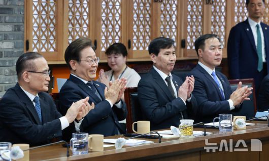 [연천=뉴시스] 고범준 기자 = 이재명 대통령이 13일 경기도 연천군청에서 열린 기본소득 실시지역 현황 점검에서 참석자들과 박수치고 있다. (대통령실통신사진기자단) 2025.06.13. bjko@newsis.com