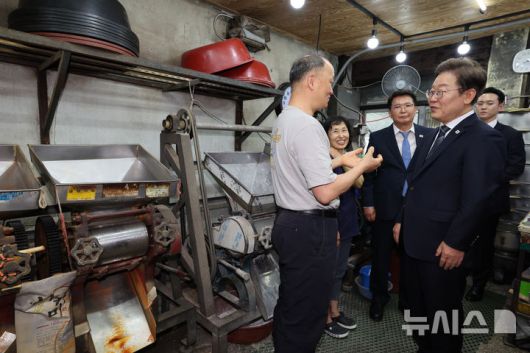 [연천=뉴시스] 고범준 기자 = 이재명 대통령이 13일 기본소득 실시지역 현황점검을 위해 방문한 경기도 연천군 방앗간에서 주인과 대화하고 있다. (대통령실통신사진기자단) 2025.06.13. bjko@newsis.com