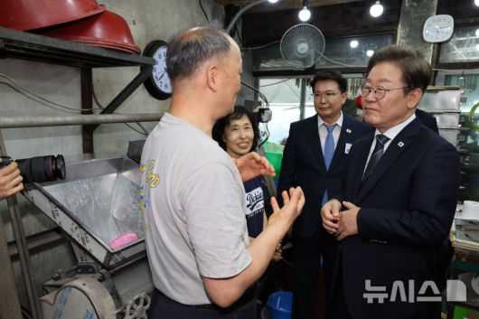 [연천=뉴시스] 고범준 기자 = 이재명 대통령이 13일 기본소득 실시지역 현황점검을 위해 방문한 경기도 연천군 방앗간에서 주인과 대화하고 있다. (대통령실통신사진기자단) 2025.06.13. bjko@newsis.com