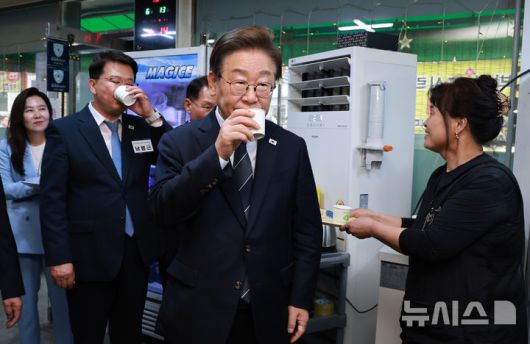 [연천=뉴시스] 고범준 기자 = 이재명 대통령이 13일 기본소득 실시지역 현황점검을 위해 방문한 경기도 연천군 식당에서 콩물을 마시고 있다. (대통령실통신사진기자단) 2025.06.13. bjko@newsis.com