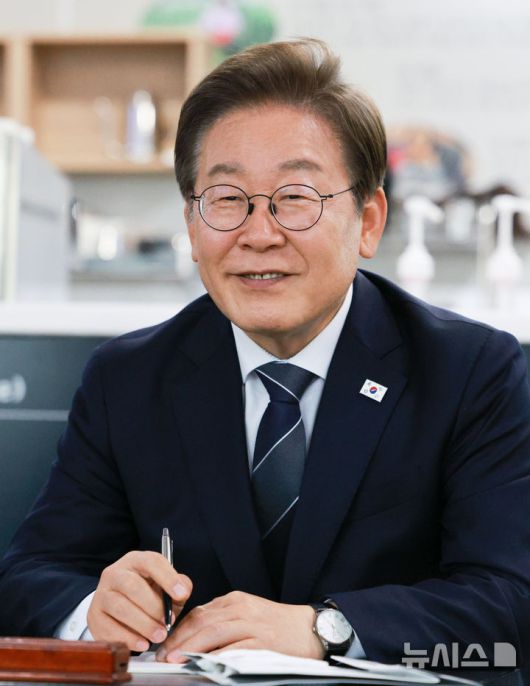 [파주=뉴시스] 고범준 기자 = 이재명 대통령이 13일 경기도 파주시 장단면 행정복지센터에서 열린 주민 간담회에서 발언하고 있다. 2025.06.13. bjko@newsis.com