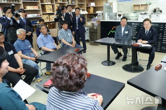 [파주=뉴시스] 고범준 기자 = 이재명 대통령이 13일 경기도 파주시 장단면 행정복지센터에서 열린 주민 간담회에서 발언하고 있다. 2025.06.13. bjko@newsis.com