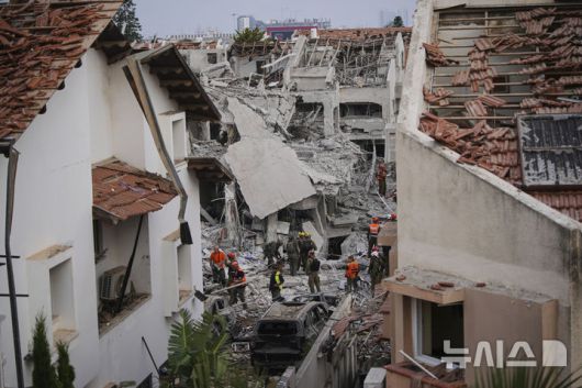 [이스라엘=AP/뉴시스] 2025년 6월 14일 토요일, 이스라엘 리숀 레지온에서 이란이 발사한 미사일에 의해 파괴된 주택들을 이스라엘 보안군이 조사하고 있다. 2025.06. 15.