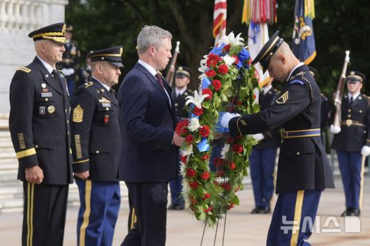 [버니지아=AP/뉴시스] 6월 14일 버지니아주 알링턴에서 도널드 트럼프 대통령의 79번째 생일과 동시에 맞은 미 육군 창설 250주년을 기념해, 대니얼 드리스콜 육군 장관이 알링턴 국립묘지의 무명용사의 묘에 헌화하고 있다.  2025. 06.15.