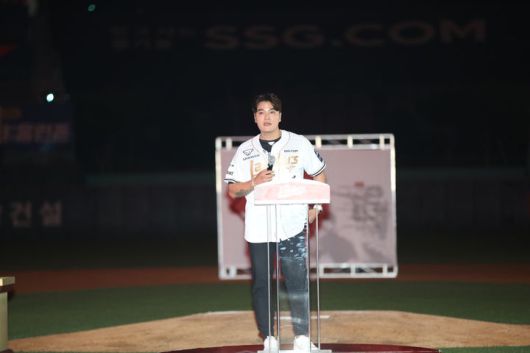[서울=뉴시스] 14일 인천 SSG랜더스필드에서 진행된 은퇴식에서 추신수 SSG 랜더스 구단주 보좌역이 은퇴사를 하고 있다. (사진 = SSG 랜더스 제공) *재판매 및 DB 금지