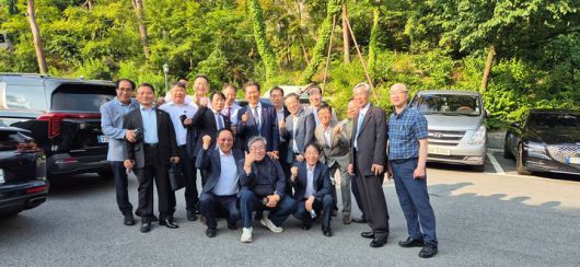 정청래 더불어민주당 의원이 14일 이재명 대통령 장남 동호 씨 결혼식에서 이 대통령의 '오리엔트 공장 친구들'과 사진 촬영을 함께 했다고 밝혔다. [사진 출처=정 의원 페이스북] *재판매 및 DB 금지