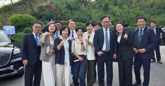 이재명 대통령 장남 동호 씨 결혼식에 참석한 더불어민주당 인사들이 14일 기념 촬영을 하고 있다. [사진 출처=강민구 민주당 전 최고위원 페이스북] *재판매 및 DB 금지