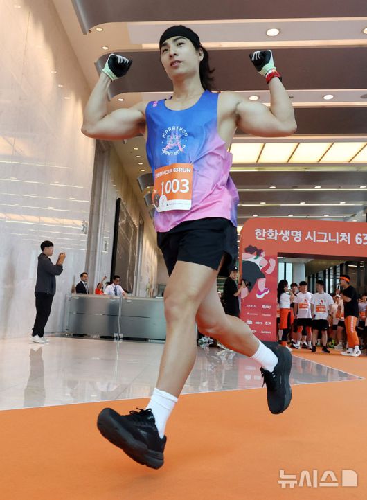 [서울=뉴시스] 추상철 기자 = 14일 오전 서울 영등포구 여의도 63빌딩에서 열린 '한화생명 시그니처 63 RUN' 행사에서 참가자가 출발을 하고 있다. 2025.06.14. scchoo@newsis.com