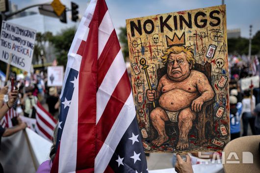 [로스앤젤레스=AP/뉴시스]도널드 트럼프 미국 대통령의 79번째 생일인 14일(현지 시간) 미국 전역에서 트럼프 행정부를 규탄하는 '노 킹스(No Kings)' 시위가 열린 가운데, 캘리포니아주 로스앤젤레스에서도 관련 시위가 진행되고 있다. 2025.06.15.