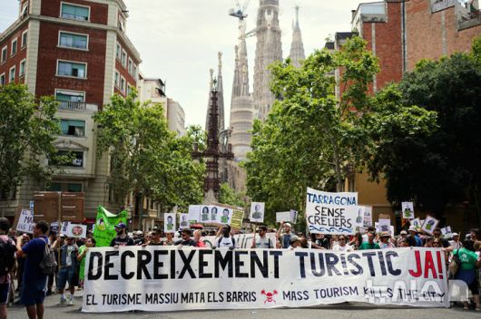 [바르셀로나=AP/뉴시스] 15일(현지 시간) 스페인 바르셀로나에서 오버투어리즘(과잉 관광)에 항의하는 시위가 열리고 있다. 2025.06.16.