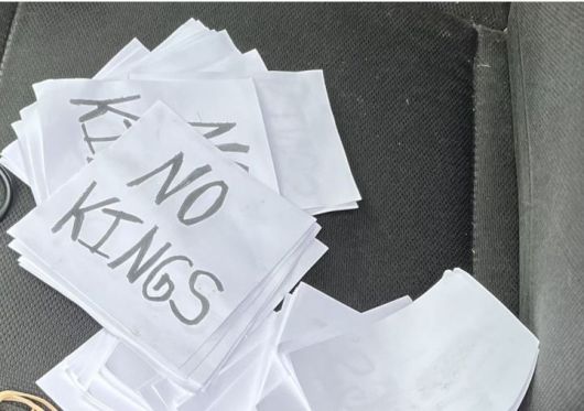 용의자의 차량에서 발견된 '노 킹스' 메모(출처: CNN) 2025.06.15. *재판매 및 DB 금지