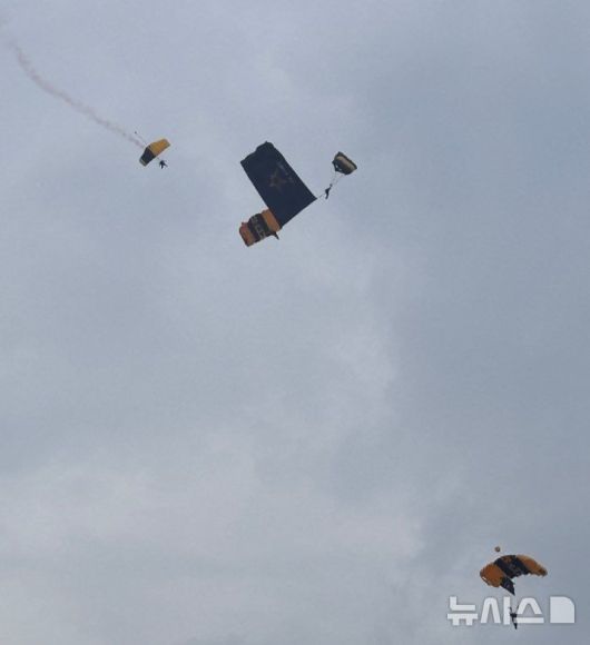 [워싱턴=뉴시스]이윤희 특파원 = 14일(현지 시간) 미국 워싱턴DC에서 개최된 미 육군 창설 250주년 군사 퍼레이드에서 미 육군 '골든 나이츠'의 낙하산 시범이 이뤄지고 있다. 2025.06.15.