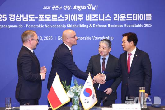 [폴란드=뉴시스] 지난 13일(현지시각) 저녁 폴란드 포모르스키에주에서 열린 '경남-포모르스키에주 조선·방산 비즈니스 교류회'에 참석한 박완수(맨 오른쪽) 경남도지사가 포모르스키에주 개발청 표토르 체호비치 부사장과 악수하고 있다. 맨 왼쪽은 마르친 스퀴에라프스키 부총리, 오른쪽 두 번째는 경남조선해양기자재협동조합 나영우 이사장.(사진=경남도 제공) 2025.06.15. photo@newsis.com