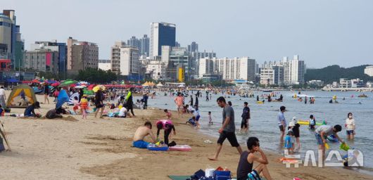 [포항=뉴시스] 송종욱 기자 = 경북 포항시는 8개 해수욕장을 다음 달 12일 개장해 8월24일까지 운영한다. 시는 지난 11일 조정 면허시험장에서 '2025년 해수욕장 협의회'를 열고 개장 준비 상황과 안전 관리 방안을 논의했다. 사진은 영일대해수욕장 전경. (사진=포항시 제공) 2025.06.15. photo@newsis.com