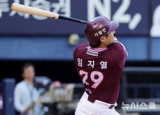 [서울=뉴시스] 홍효식 기자 = 15일 서울 송파구 잠실야구장에서 열린 2025 KBO리그 키움 히어로즈와 두산 베어스의 경기, 6회초 1사 1루 키움 임지열이 투런 홈런을 치고 있다. 2025.06.15. yesphoto@newsis.com