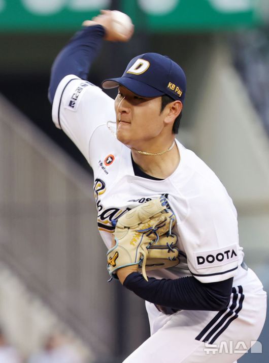 [서울=뉴시스] 홍효식 기자 = 15일 서울 송파구 잠실야구장에서 열린 2025 KBO리그 키움 히어로즈와 두산 베어스의 경기, 7회초 두산 선발투수 곽빈이 공을 던지고 있다. 2025.06.15. yesphoto@newsis.com