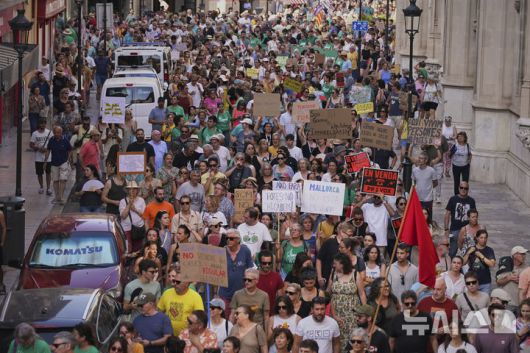[마요르카=AP/뉴시스] 15일(현지 시간) 스페인 마요르카에서 오버투어리즘(과잉 관광)에 반대하는 시위가 열리고 있다. 2025.06.16.