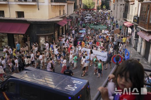 [마요르카=AP/뉴시스] 15일(현지 시간) 스페인 마요르카에서 오버투어리즘(과잉 관광)에 반대하는 시위가 열리고 있다. 2025.06.16.