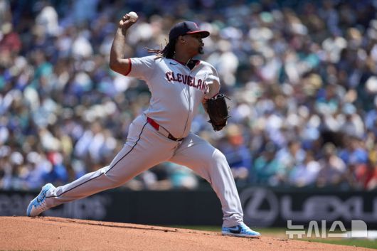 [시애틀=AP/뉴시스] 메이저리그 클리블랜드 가디언스의 루이스 오르티스가 15일(현지 시간) 미국 워싱턴주 시애틀의 T-모바일 파크에서 열린 시애틀 매리너스전에 선발 등판해 투구하고 있다. 2025.06.15.