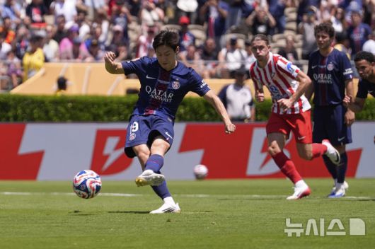 [패서디나=AP/뉴시스] 파리 생제르맹(OSG, 프랑스)의 이강인이 15일(현지 시간) 미 캘리포니아주 패서디나 로즈볼 스타디움에서 열린 2025 국제축구연맹(FIFA) 클럽 월드컵 B조 조별리그 1차전 아틀레티코 마드리드(스페인)와의 경기 후반 추가시간 페널티킥으로 팀 4번째 골을 넣고 있다. 이강인은 스페인 최고 골키퍼 얀 오블락을 상대로 PK를 성공했으며 PSG는 4-0 완승을 기록했다. 2025.06.16.