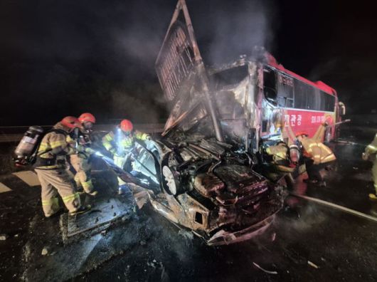 [당진=뉴시스] 16일 새벽 1시37분께 충남 당진시 고대면 진관리의 한 주유소에 승용차가 돌진해 버스와 충돌한 후 뒤집혀 불이 나 소방대원들이 진화에 나서고 있다. (사진=당진소방서 제공) 2025.06.16. photo@newsis.com *재판매 및 DB 금지