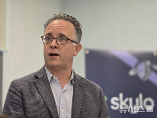 [서울=뉴시스]피트 살라디노 스카일로 글로벌 마케팅 총괄은 16일 서울에서 개최한 기자간담회에서 삼성, LG전자와 아시아 위성통신 시장 공략에 나선다고 발표했다.