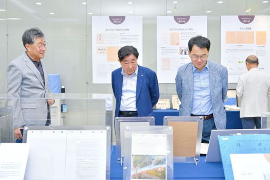 [횡성=뉴시스]기록물 전시를 둘러보는 김명기 군수(가운데).  *재판매 및 DB 금지