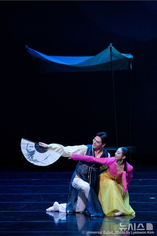 [서울=뉴시스]'발레 춘향'에서 춘향과 이몽룡의 파드되(2인무). (사진=유니버설발레단 제공)