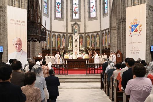 [서울=뉴시스] 16일 서울 중구 명동성당에서 열린 레오 14세 교황 선출 감사 미사 (사진=한국천주교주교회의 제공) 2025.06.16. photo@newsis.com *재판매 및 DB 금지