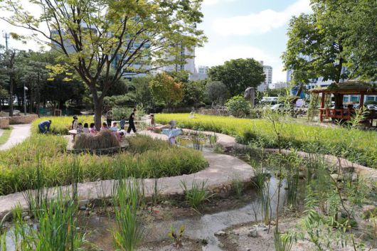 [울산=뉴시스] 울산시는 시청 본관 1층 로비와 시청 마당에 있는 생활정원이 ‘문화 소통의 장(場)’으로 탈바꿈하고 있다고 17일 밝혔다. 사진은 생활정원. (사진= 울산시 제공) 2025.06.17.photo@newsis.com *재판매 및 DB 금지