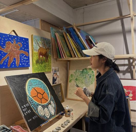 [서울=뉴시스] 가수 아이유가 '폭싹 속았수다 똘도, 어멍도, 할망도' 전시회를 보기 위해 제주를 찾았다. (사진=아이유 인스타그램 캡처) 2025.06.16. photo@newsis.com *재판매 및 DB 금지