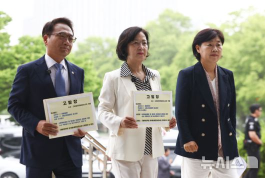 [과천=뉴시스] 김근수 기자 = 추미애(가운데) 더불어민주당 내란진상조사단장과 박선원, 서영교 의원이 16일 경기 과천시 고위공직자범죄수사처 민원실 앞에서 심우정 검찰총장, 박세현 본부장 등 수사검사들을 특수직무유기 혐의로 고발장을 접수하기 위해 민원실로 이동하고 있다. 2025.06.16. ks@newsis.com