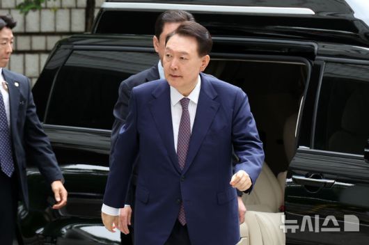 [서울=뉴시스] 사진공동취재단 = 윤석열 전 대통령이 16일 오전 서울 서초구 서울중앙지방법원에서 열린 내란 우두머리 혐의·직권남용 권리행사 방해 혐의 사건 7차 공판에 출석하고 있다. 2025.06.16. photo@newsis.com