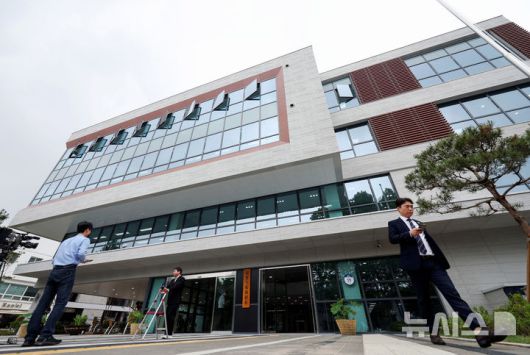 [서울=뉴시스] 김진아 기자 =고위공직자범죄수사처(공수처)가 지난 23일 국정기획위원회와 간담회를 갖고 공수처의 역할 제고방안과 수사기관간 역할 분배 등을 논의했다. 사진은 국정기획위원회가 출범한 16일 서울 종로구 정부서울청사 창성동 별관. 2025.06.16. bluesoda@newsis.com