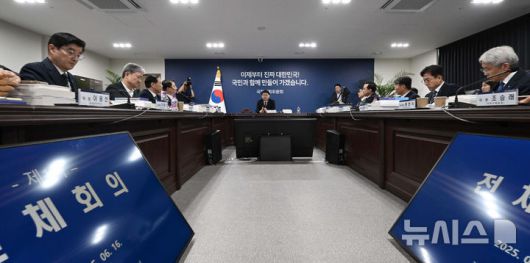 [서울=뉴시스] 김진아 기자 = 이한주 국정기획위원회 위원장이 16일 서울 종로구 정부서울청사 창성동 별관에서 열린 1차 전체 회의에서 모두 발언하고 있다.  이날 출범한 위원회는 정부가 임기 중 추진할 국정과제의 로드맵을 제시하며 이재명 정부의 100대 국정과제를 정리, 과제별로 추진 시점과 목표 등을 정해 '국정운영 5개년 계획'을 마련할 방침이다. (공동취재) 2025.06.16. photo@newsis.com