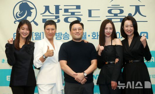 [서울=뉴시스] 김혜진 기자 = 배우 이시영(왼쪽부터), 정영주, 민진기 감독, 김다솜, 남기애가 16일 오후 서울 마포구 스탠포드호텔에서 열린 ENA 새 월화드라마 '살롱 드 홈즈' 제작발표회에서 포즈를 취하고 있다. 2025.06.16. jini@newsis.com