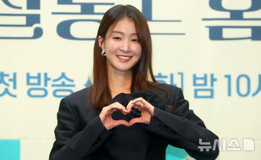 [서울=뉴시스] 김혜진 기자 = 배우 이시영이 16일 오후 서울 마포구 스탠포드호텔에서 열린 ENA 새 월화드라마 '살롱 드 홈즈' 제작발표회에서 포즈를 취하고 있다. 2025.06.16. jini@newsis.com