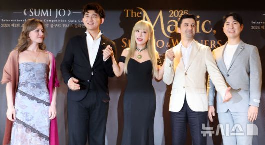 [서울=뉴시스] 박진희 기자 = 줄리엣 타키노(소프라노, 왼쪽부터), 지하오 리(바리톤), 조수미(소프라노), 조르주 비르만(테너), 이기업(테너)이 16일 서울 중구 프라자호텔에서 '2025 조수미 콘서트 '더 매직, 2025 조수미와 위너들(The Magic, 2025 Sumi Jo and Winners)' 기자간담회를 하고 있다. 2025.06.16. pak7130@newsis.com