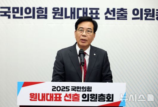 [서울=뉴시스] 고승민 기자 = 16일 서울 여의도 국회에서 열린 2025 국민의힘 원내대표 선출 의원총회에서 송언석 후보가 정견발표를 하고 있다. 2025.06.16. kkssmm99@newsis.com