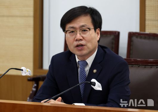 [세종=뉴시스] 강종민 기자 = 여한구 산업통상자원부 통상교섭본부장이 16일 세종시 정부세종청사에서 열린 대미 협상 TF 킥오프 회의에서 모두발언을 하고 있다. 2025.06.16. ppkjm@newsis.com