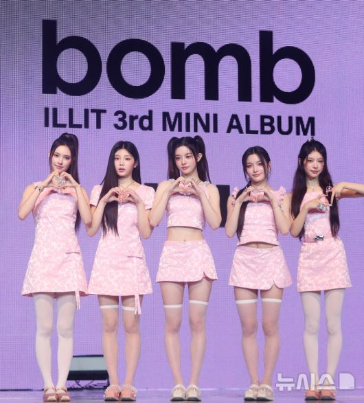 [서울=뉴시스] 김혜진 기자 = 그룹 아일릿(왼쪽부터 윤아, 원희, 민주, 이로하, 모카)이 16일 오후 서울 광진구 광장동 예스24라이브홀에서 열린 세 번째 미니앨범 '밤(bomb)' 발매 기념 쇼케이스에서 포즈를 취하고 있다. 2025.06.16. jini@newsis.com