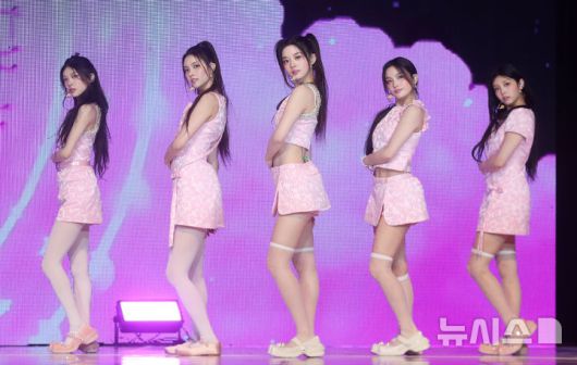 [서울=뉴시스] 김혜진 기자 = 그룹 아일릿이 16일 오후 서울 광진구 광장동 예스24라이브홀에서 열린 세 번째 미니앨범 '밤(bomb)' 발매 기념 쇼케이스에서 무대를 선보이고 있다. 2025.06.16. jini@newsis.com