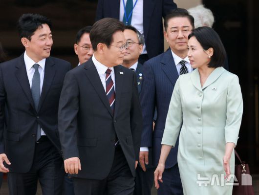 [성남=뉴시스] 고범준 기자 = 이재명 대통령과 김혜경 여사가 캐나다에서 열리는 주요 7개국(G7) 정상회의에 참석하기 위해 16일 경기 성남 서울공항에서 공군 1호기에 탑승하기 위해 이동하고 있다. 왼쪽부터 강훈식 비서실장, 황인권 경호처장, 이 대통령, 고기동 행정안전부 장관 직무대행, 김병기 더불어민주당 당대표 직무대행 겸 원내대표, 김혜경 여사. 2025.06.16. bjko@newsis.com