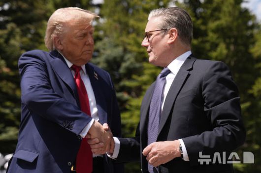 [카나나스키스=AP/뉴시스] 영국 정부가 미국 핵심 빅테크 기업 애플에 대한 '백도어(보안체계를 우회해 시스템에 접근할 수 있는 경로)' 구축 요구를 포기하는 것을 검토하고 있다는 보도가 나왔다. 사진은 도널드 트럼프(왼쪽) 미국 대통령과 키어 스타머 영국 총리가 지난달 16일(현지 시간) 캐나다 카나나스키스에서 주요 7개국(G7) 정상회의를 계기로 회담 후 악수하는 모습. 2025.07.21.