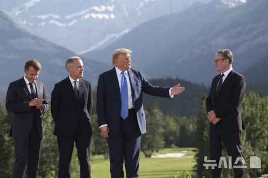 [카나나스키스=AP/뉴시스] 도널드 트럼프 미국 대통령이 16일(현지 시간) 캐나다 카나나스키스에서 열린 주요 7개국(G7) 정상회의에서 참가국 정상들과 기념촬영에 앞서 대화하고 있다. 왼쪽부터 에마뉘엘 마크롱 프랑스 대통령, 마크 카니 캐나다 총리, 트럼프 대통령, 키어 스타머 영국 총리. 2025.06.17.