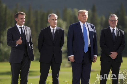 [카나나스키스=AP/뉴시스] 도널드 트럼프 미국 대통령이 16일(현지 시간) 캐나다 카나나스키스에서 열린 주요 7개국(G7) 정상회의에서 참가국 정상들과 기념촬영 하고 있다. 왼쪽부터 에마뉘엘 마크롱 프랑스 대통령, 마크 카니 캐나다 총리, 트럼프 대통령, 키어 스타머 영국 총리. 2025.06.17.