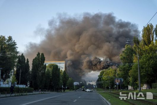 [키이우=AP/뉴시스] 17일(현지 시간) 우크라이나 키이우에서 러시아의 미사일과 드론 공습으로 연기가 피어오르고 있다. 2025.06.17.